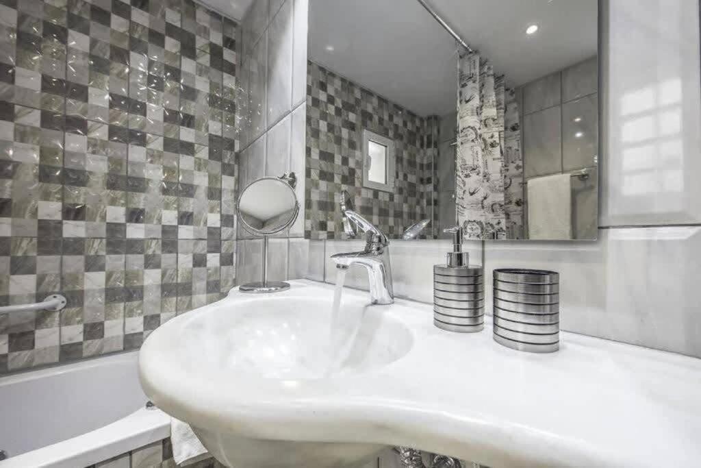 Modern Fully-Equipped House, 5 Min Walk From Metro Villa Атина Екстериор снимка